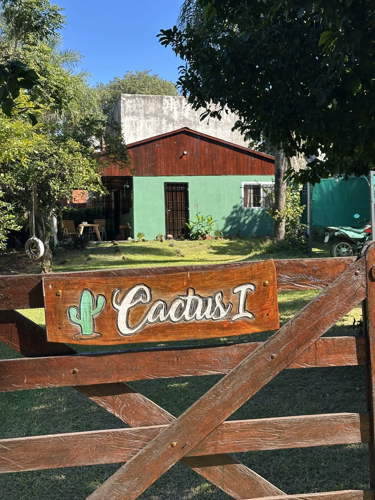 Entrada y cartel de Cabaña Cactus I