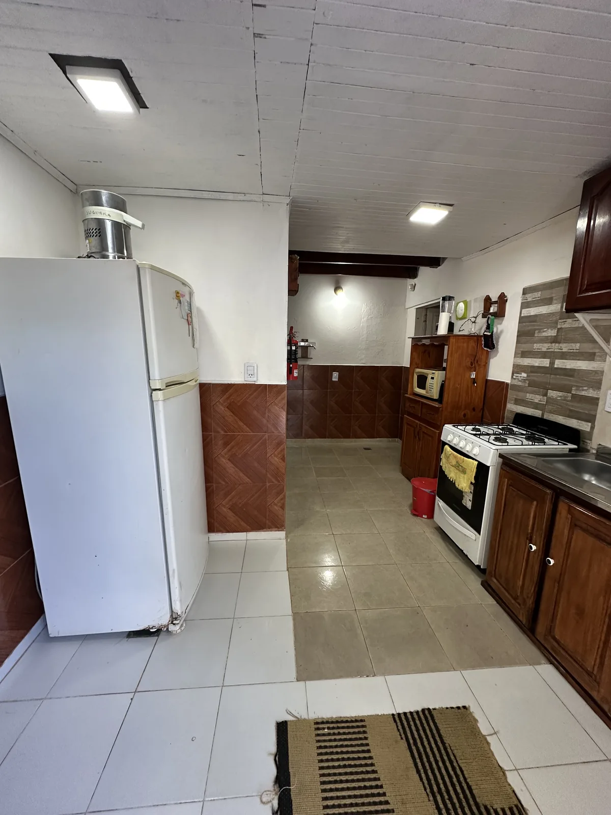 Cocina con heladera de Cabaña Cactus II