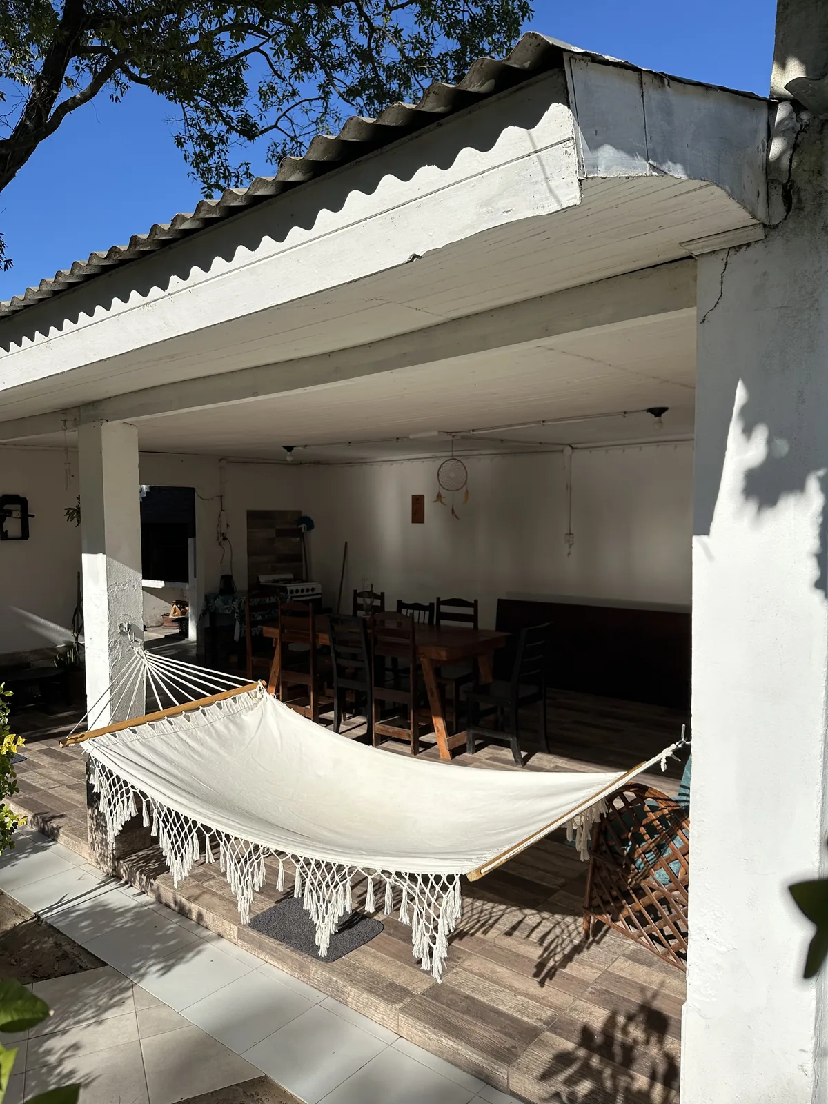 Galería cubierta con hamaca de Cabaña Cactus II