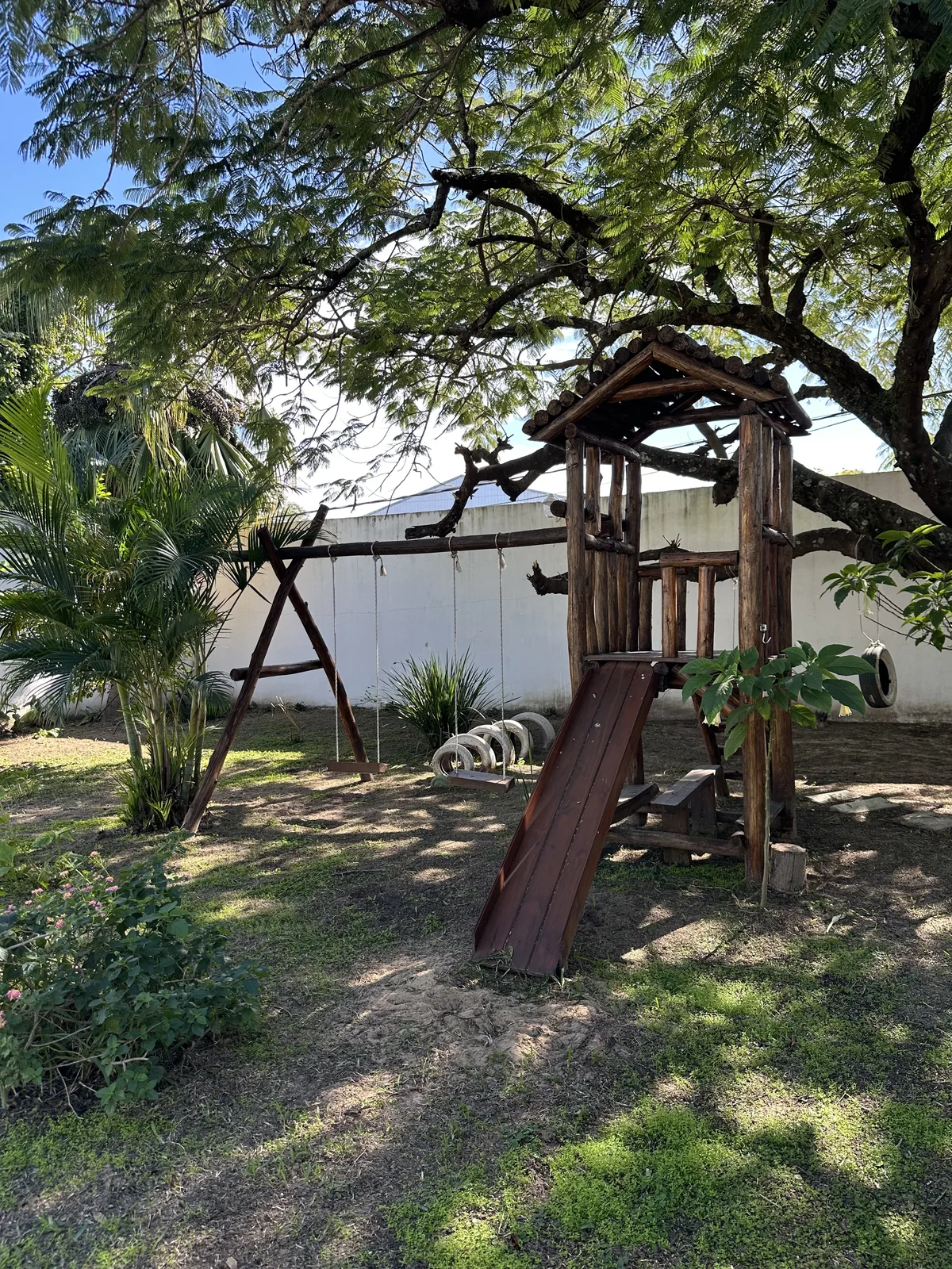 Juegos infantiles en el jardín de Cabaña Cactus II