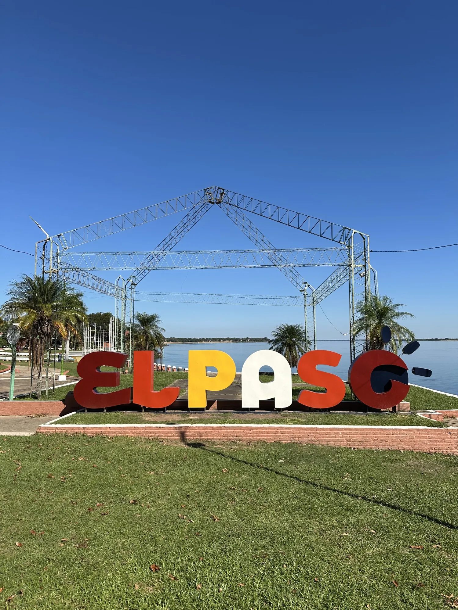Anfiteatro y cartel de El Paso frente al río Paraná