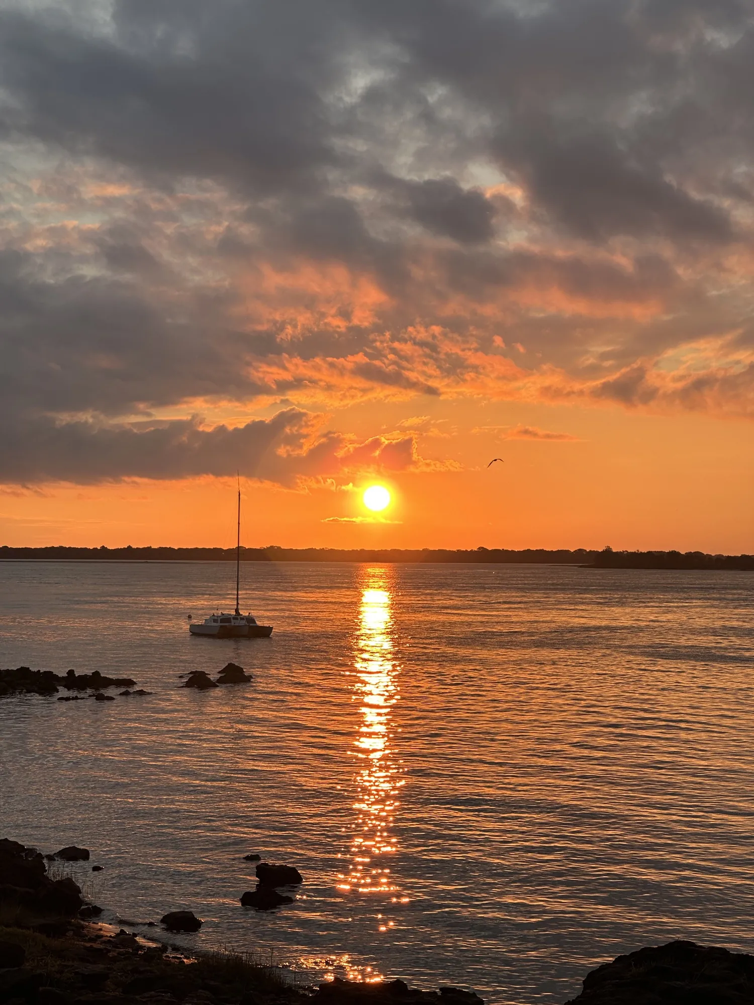 Atardecer dorado con un bote sobre el río Paraná