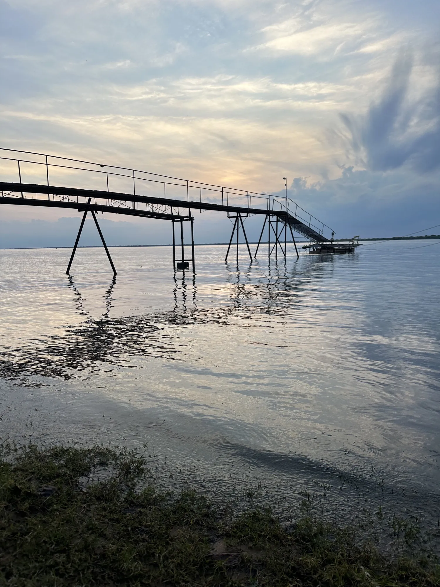 Muelle cercano a las cabañas sobre el río Paraná
